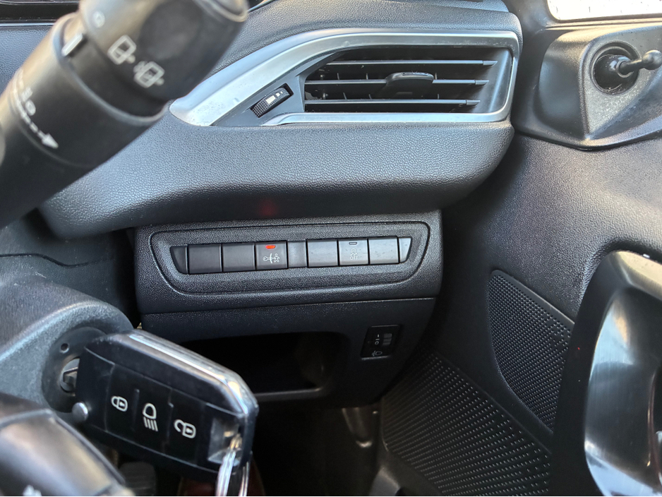 2013 Peugeot 208 - image 17