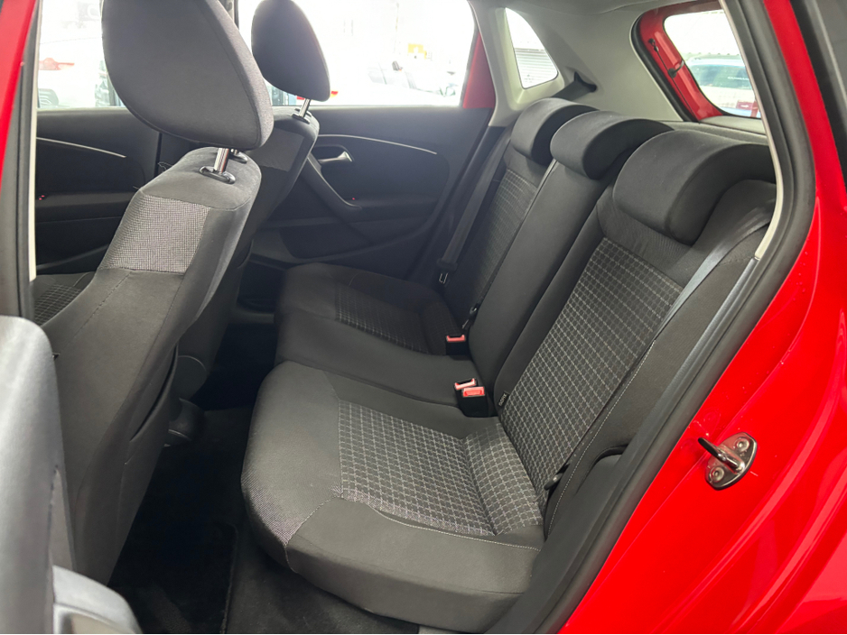 2014 Volkswagen Polo - image 12