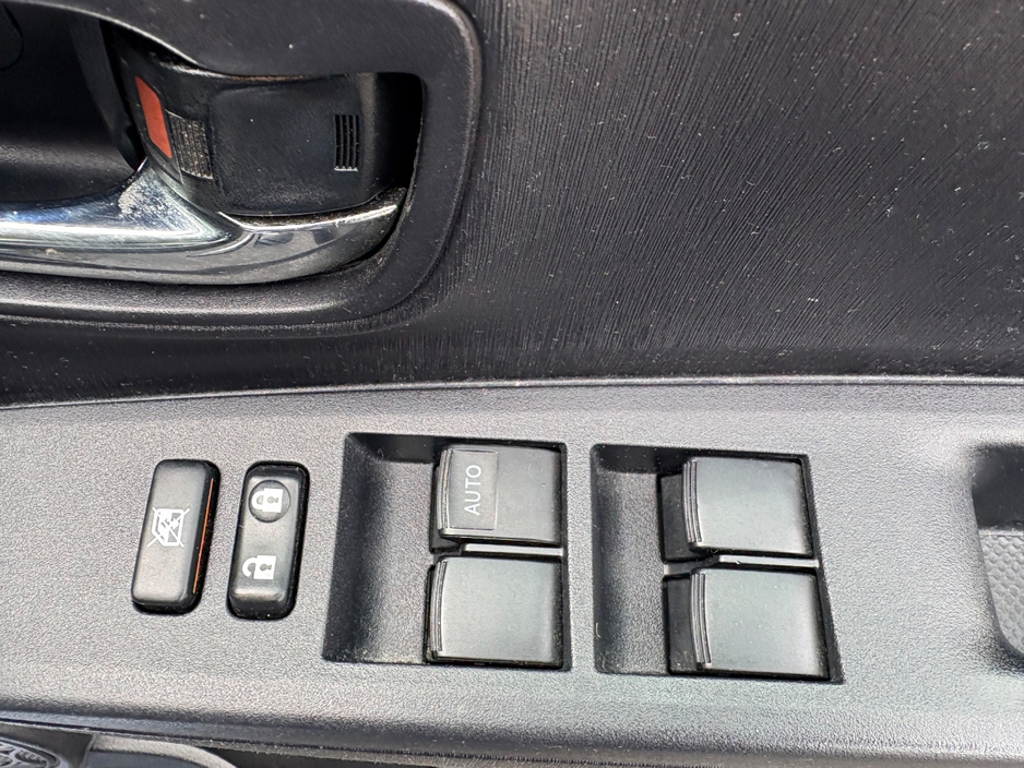 2012 Toyota Yaris - image 16