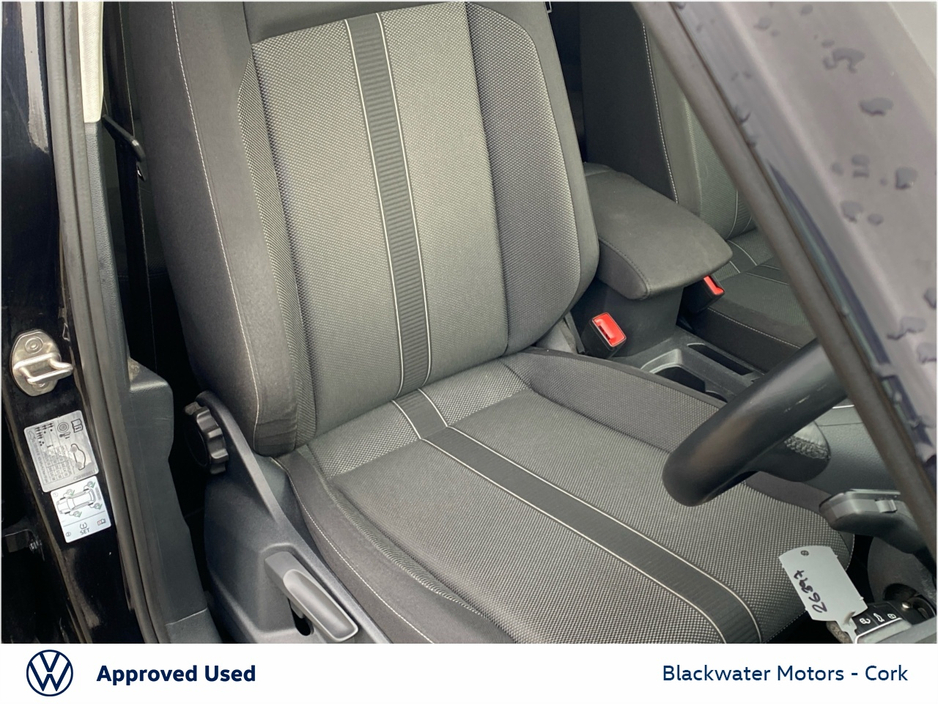 2023 Volkswagen T-Roc - image 8