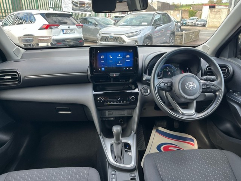 2024 Toyota Yaris Cross - image 8