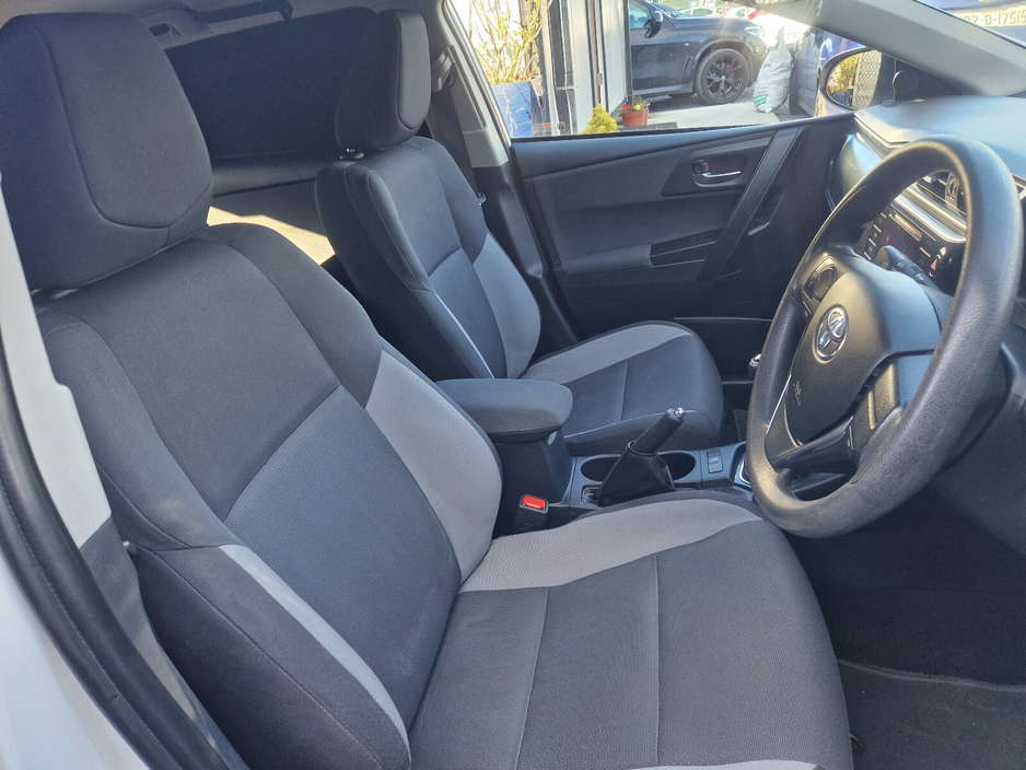 2017 Toyota Auris - image 12