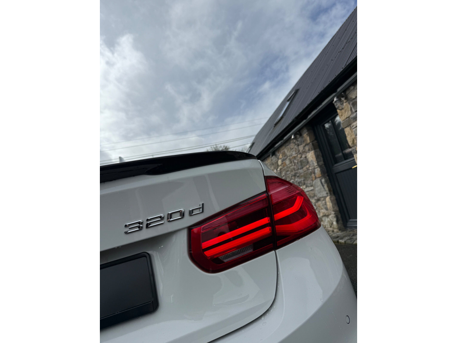 2017 BMW 3 Series - image 8