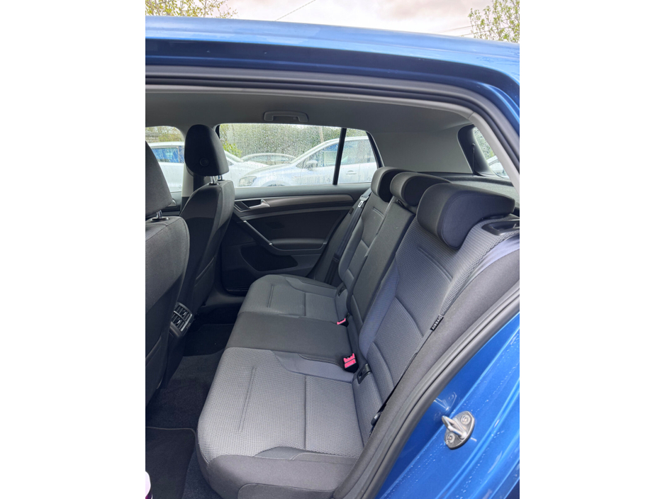 2013 Volkswagen Golf - image 2