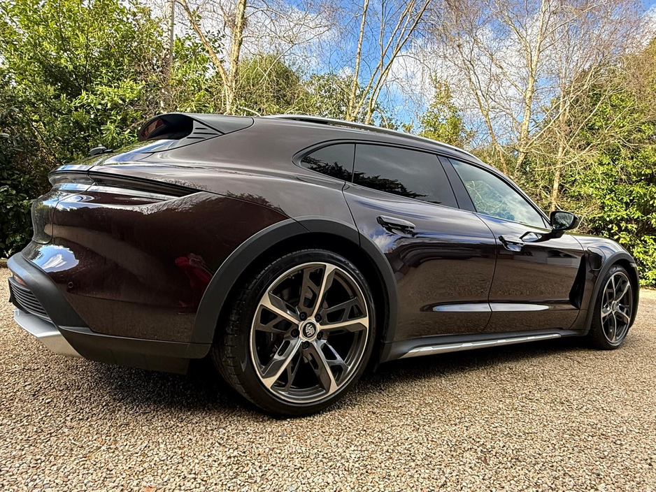 2022 Porsche Taycan - image 4