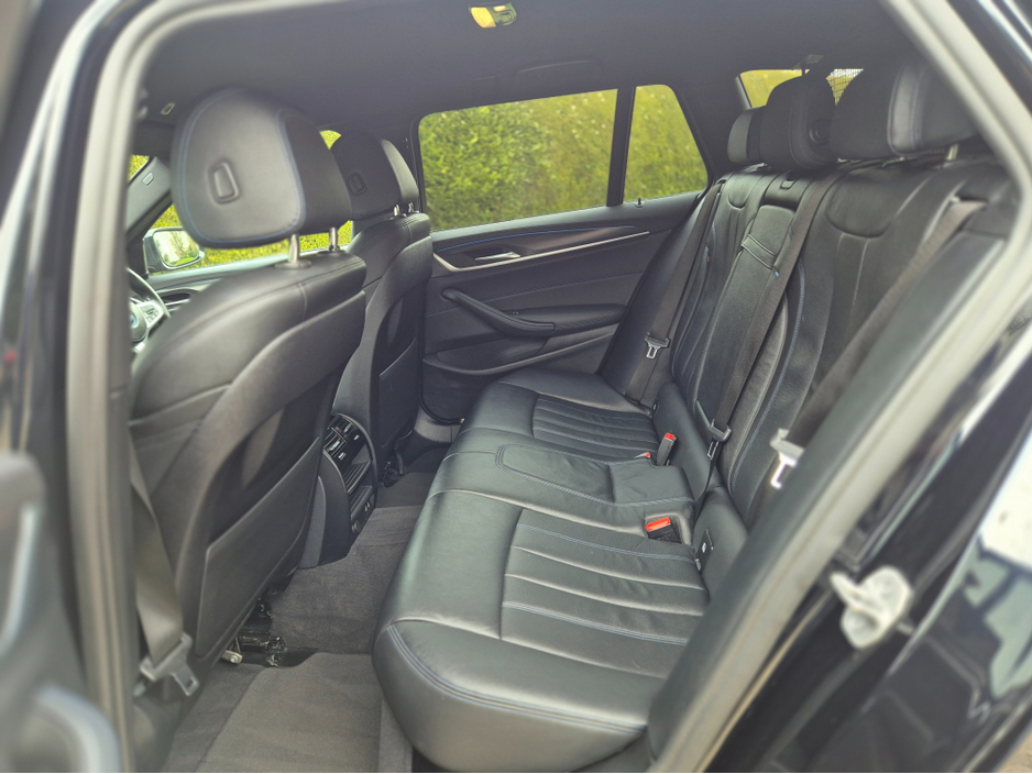 2021 BMW 5 Series - image 11