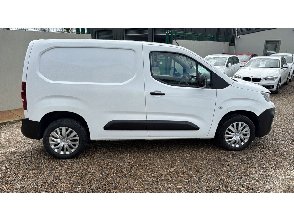 2022 Peugeot Partner - image 4