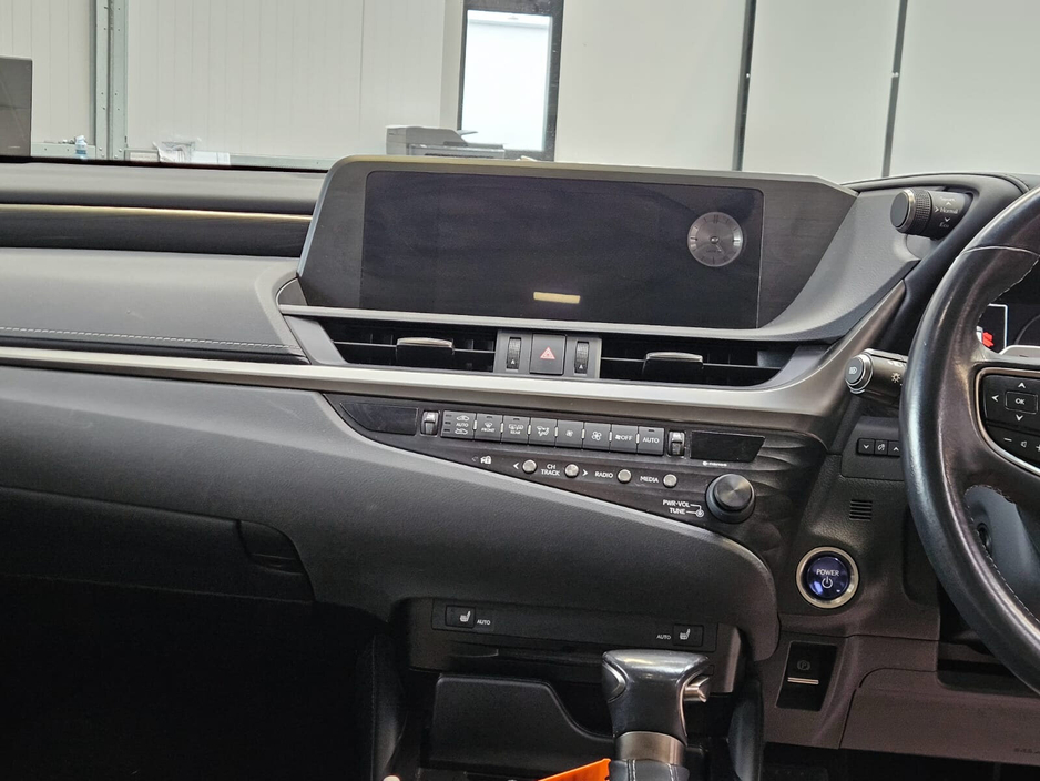 2019 Lexus ES 300 H - image 15