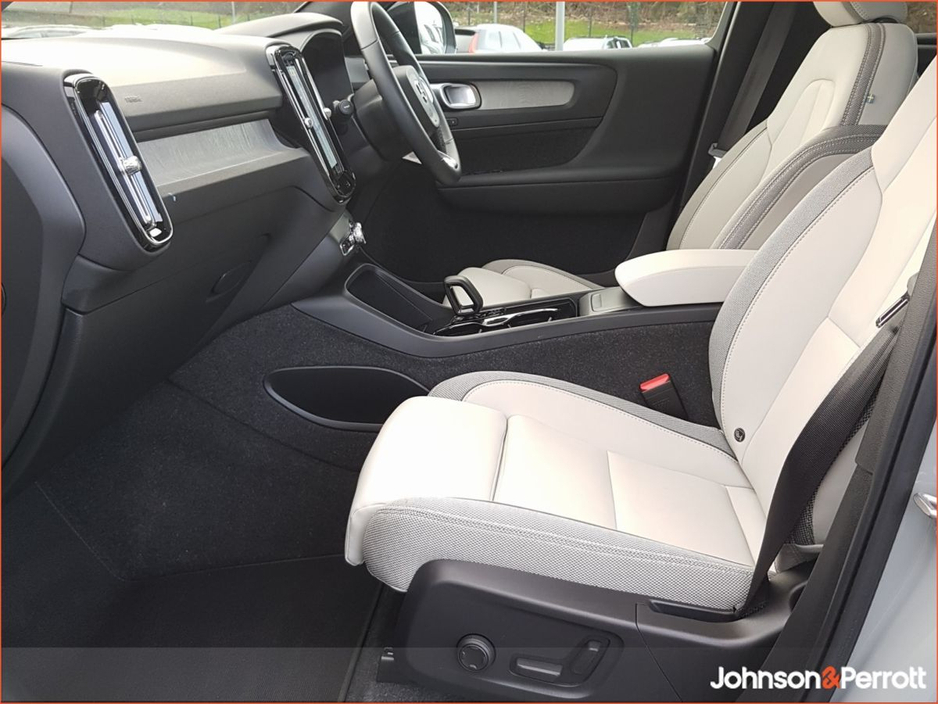 2025 Volvo EC40 - image 7