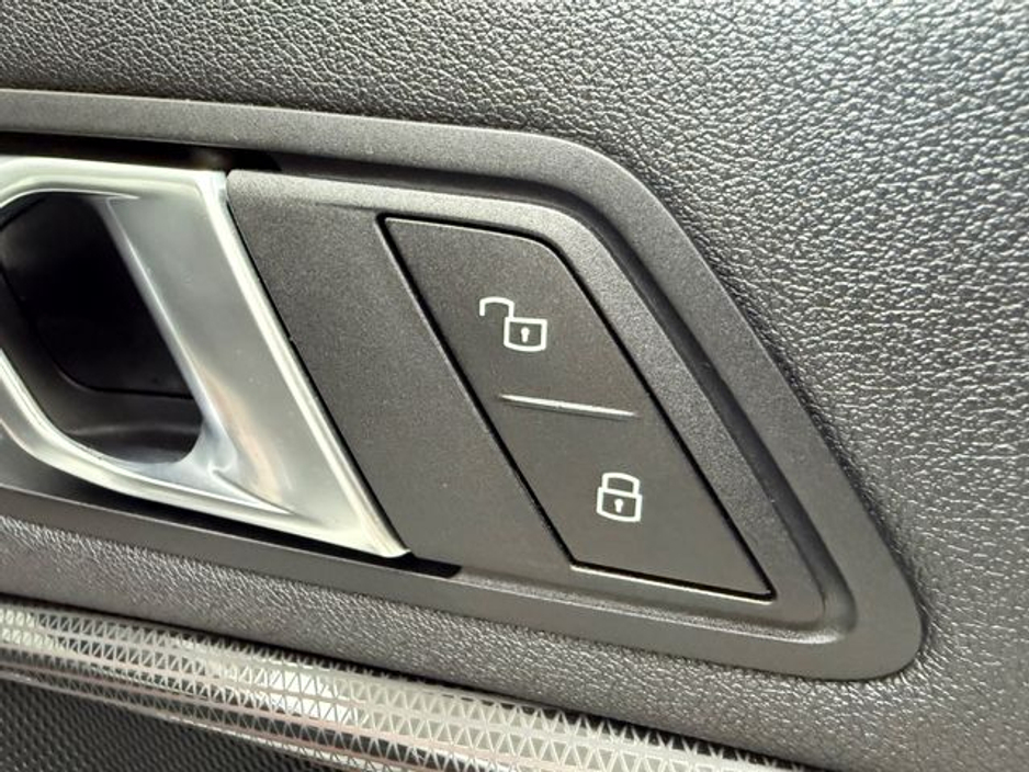 2020 BMW 1 Series - image 23