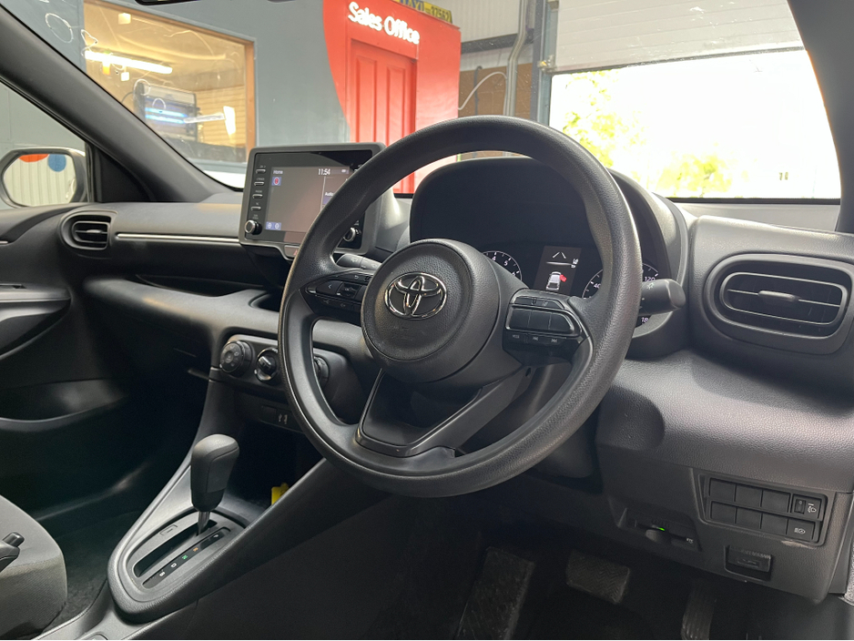 2021 Toyota Yaris - image 8