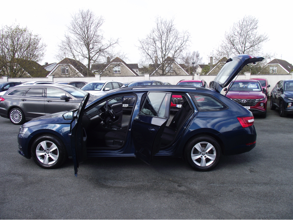 2021 Skoda Superb - image 18