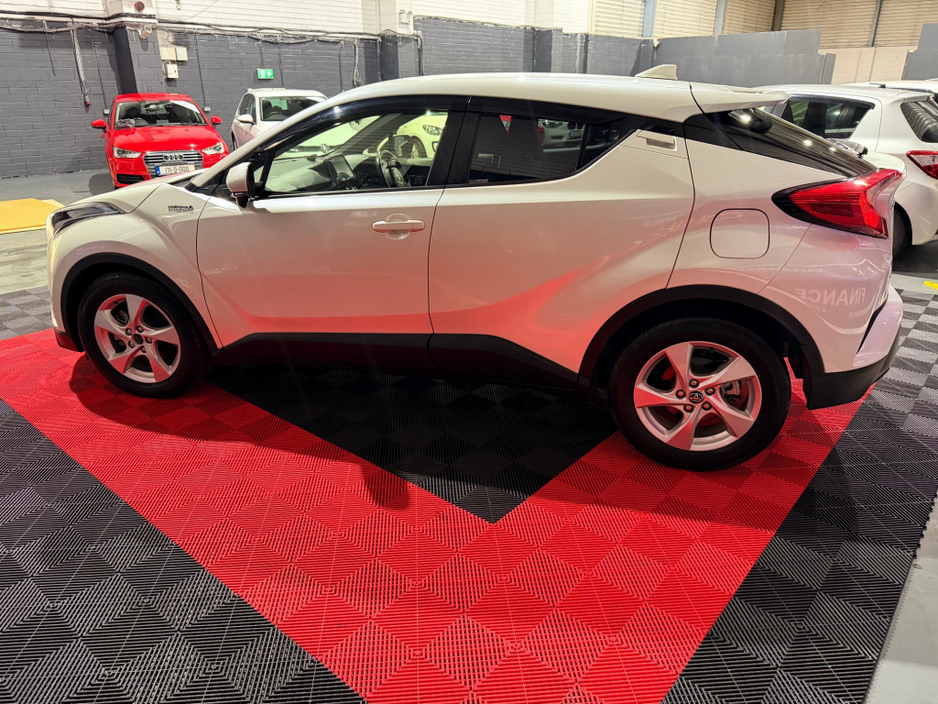 2018 Toyota C-HR 2018 Toyota C-HR Hybrid S-model (high spec) €19,249