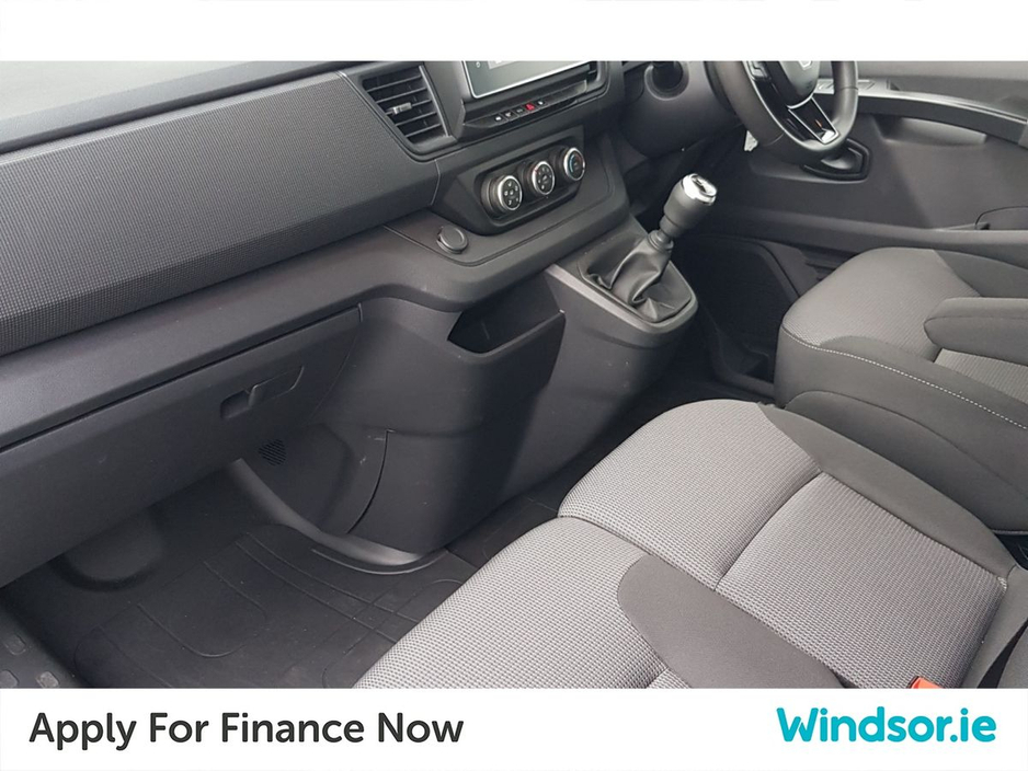 2023 Renault Trafic - image 4