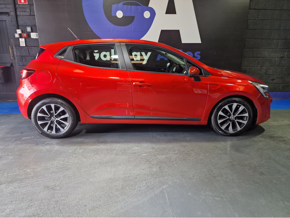 2022 Renault Clio - image 11