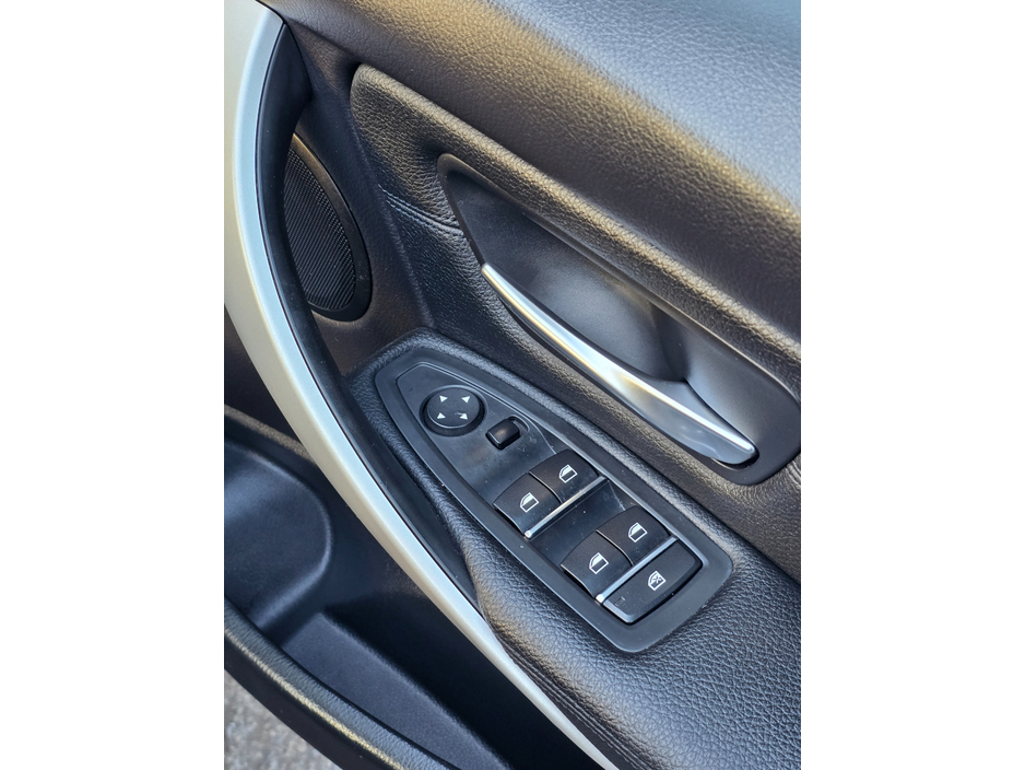 2018 BMW 3 Series - image 10