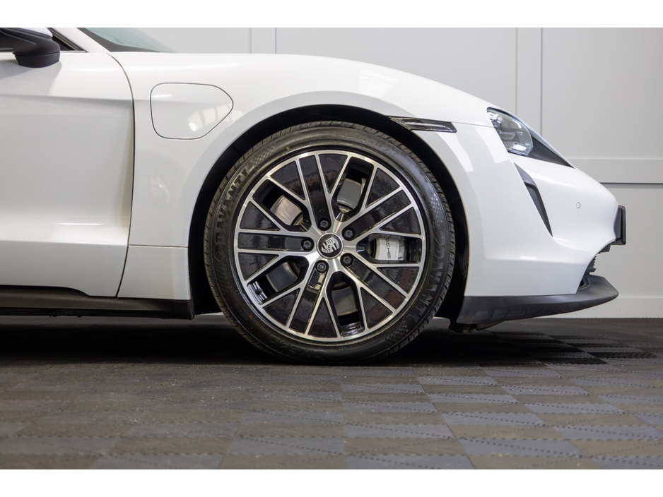 2022 Porsche Taycan - image 7