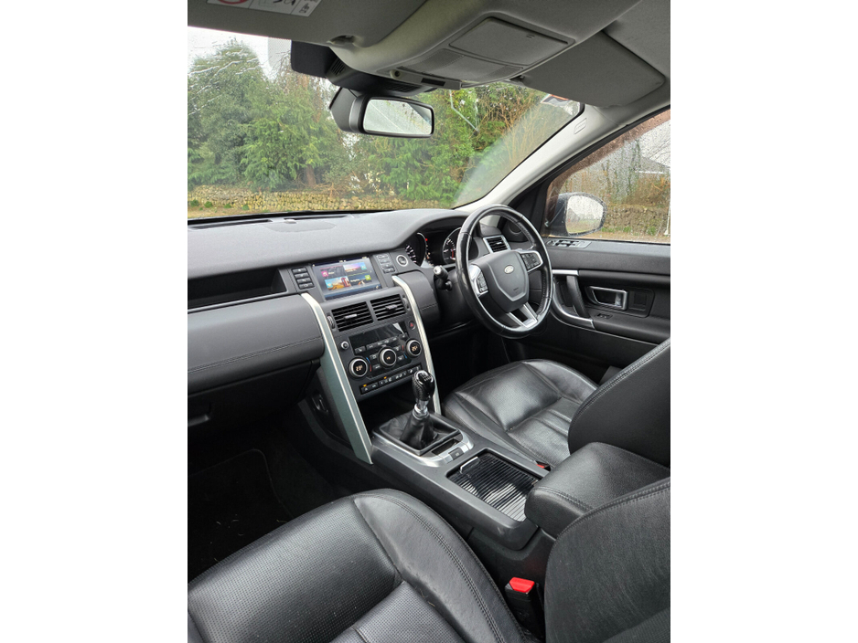 2015 Land Rover Discovery - image 14