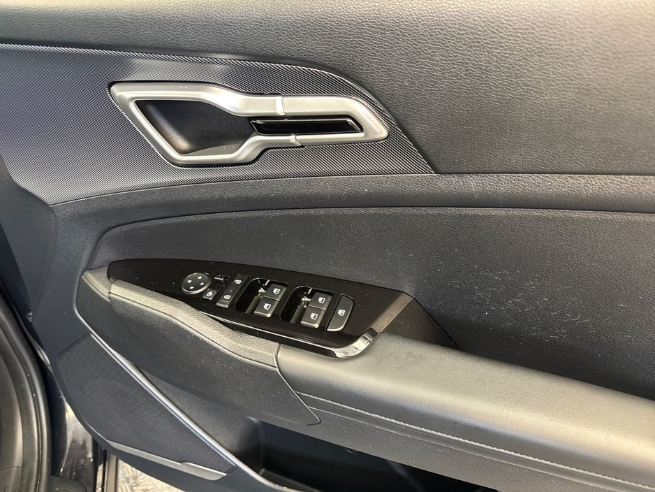 2023 Kia Sportage - image 11