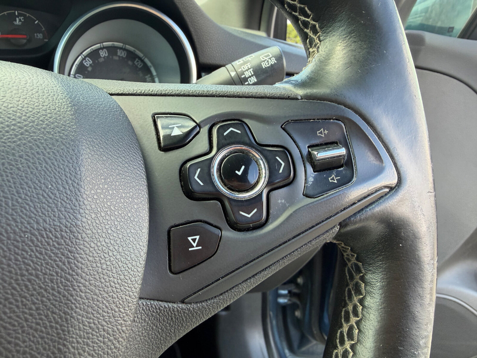 2015 Vauxhall Astra - image 25