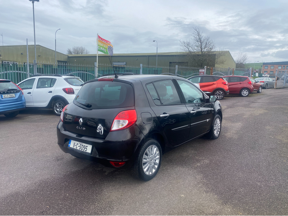 2011 Renault Clio - image 4