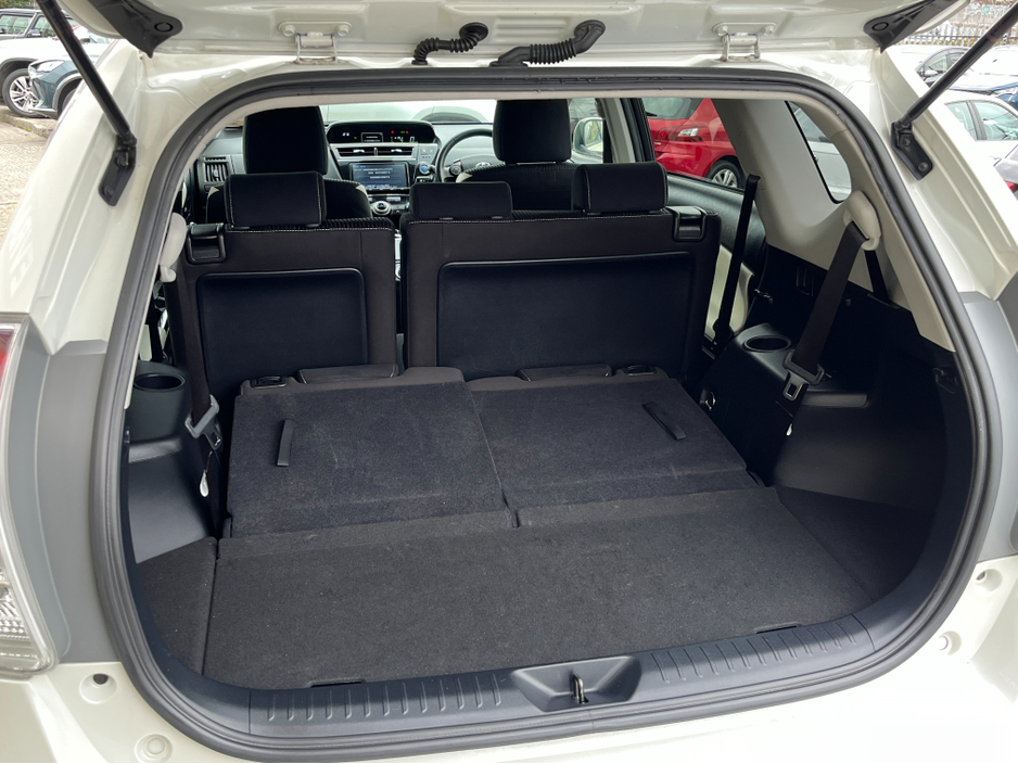 2018 Toyota Prius+ - image 8