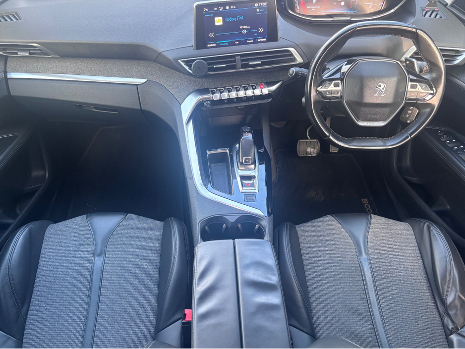 2018 Peugeot 3008 - image 2