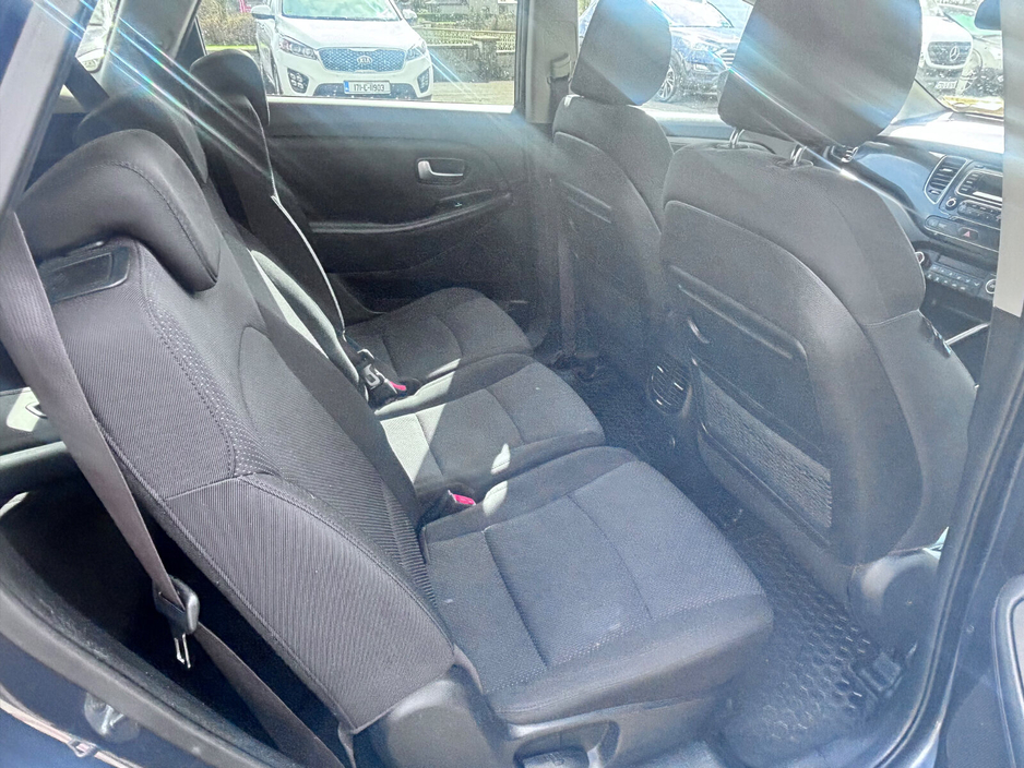2015 Kia Carens - image 9