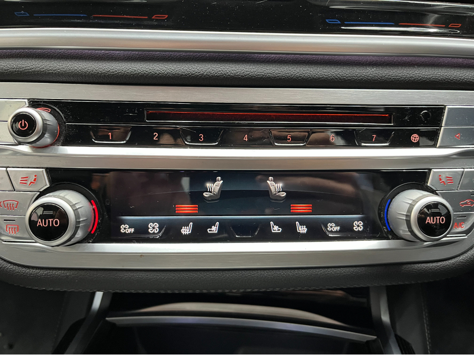 2018 BMW 7 Series 2018 BMW 740E iPERFORMANCE M-SPORT 2.0 AUTOMATIC / CRUISE CONTROL / 360° PARKING CAMERA / ELECTRIC MEMORY HEATED & MASSAGING SEATS / REAR HEATED SEATS / PADDLE SHIFTERS