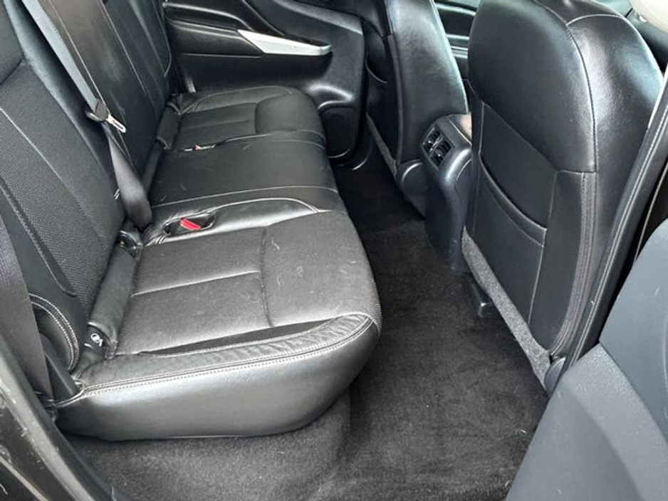 2017 Nissan Navara - image 11