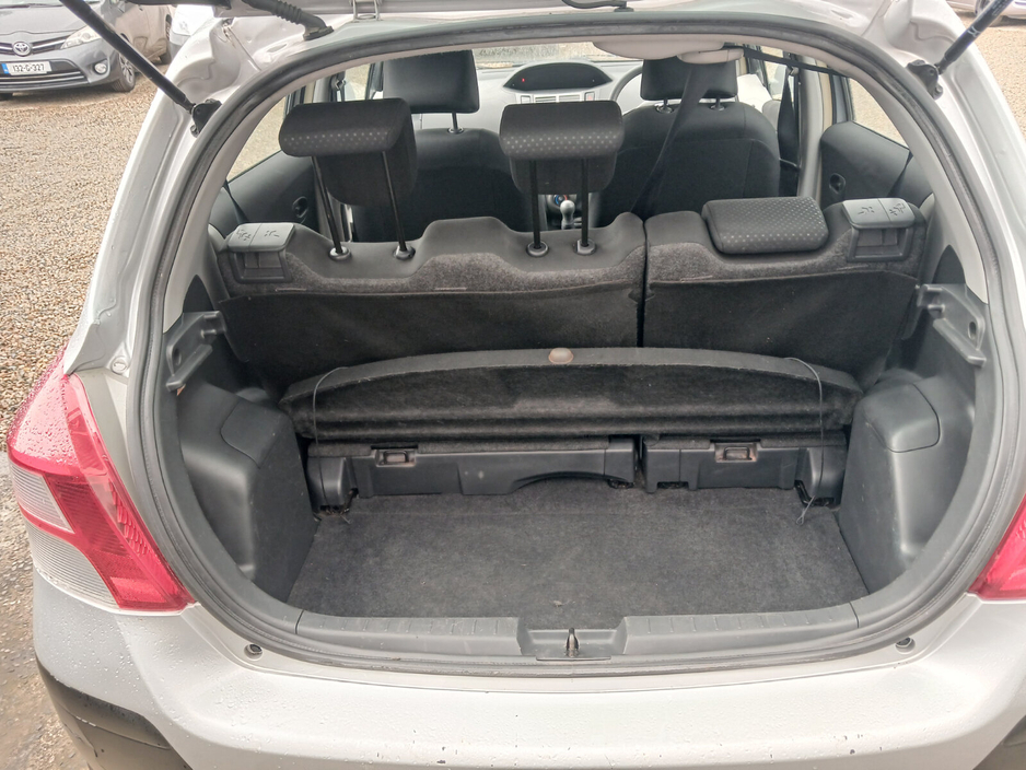 2011 Toyota Yaris - image 10