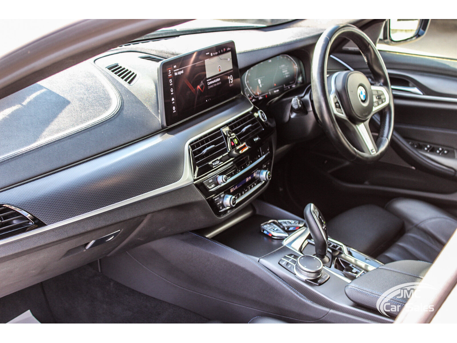 2022 BMW 5 Series - image 26