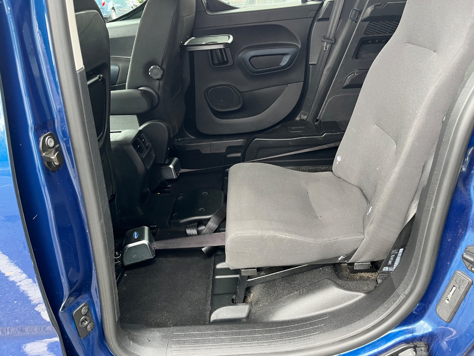 2020 Peugeot Rifter - image 18