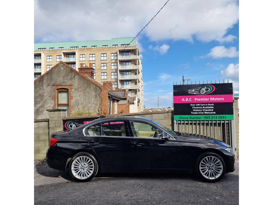 2013 BMW 3 Series - image 2