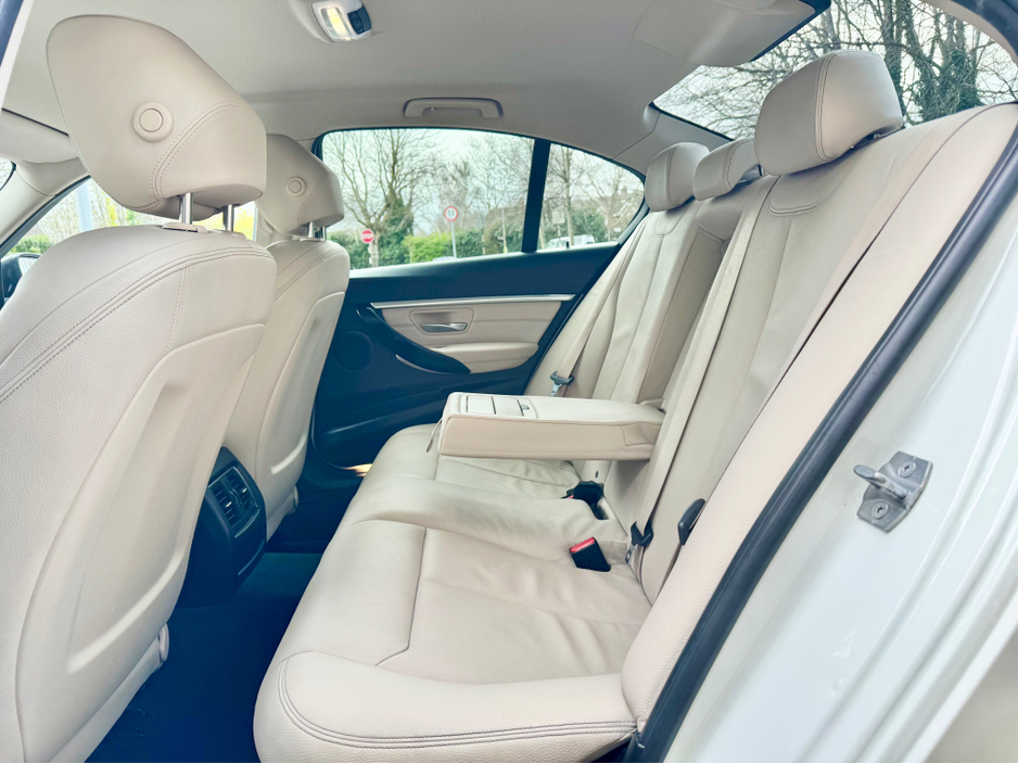 2016 BMW 3 Series - image 18