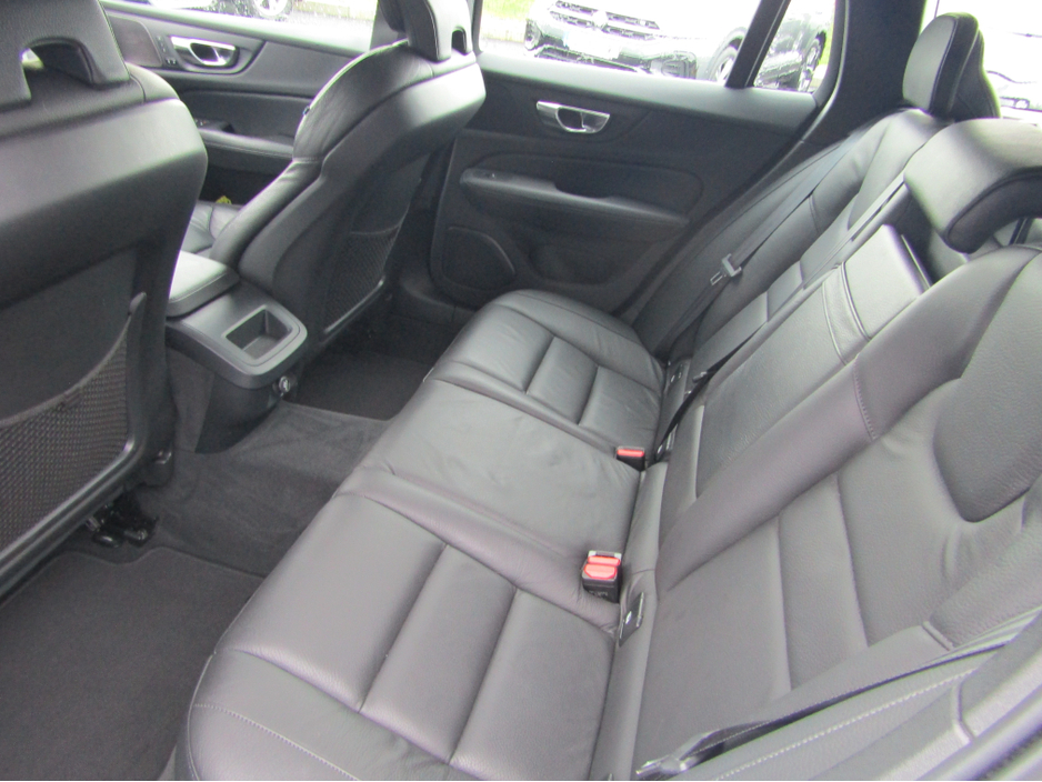 2020 Volvo V60 - image 10