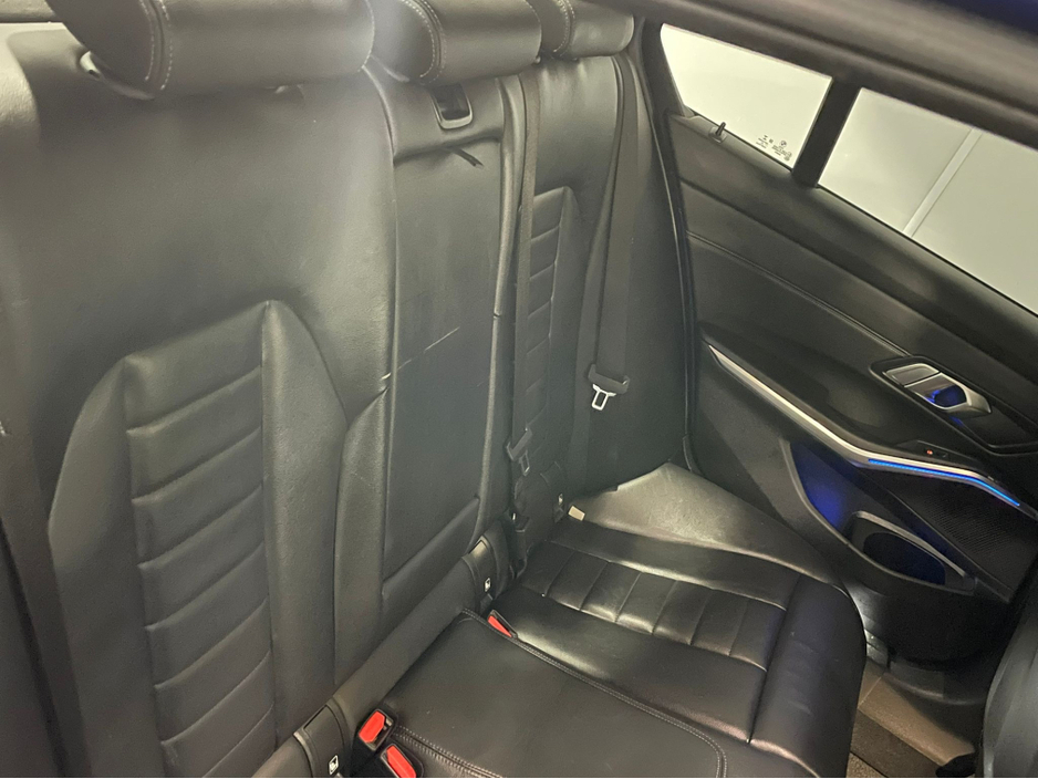 2021 BMW 3 Series - image 7