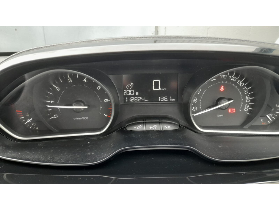 2018 Peugeot 208 - image 8