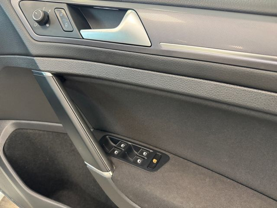 2015 Volkswagen Golf - image 12