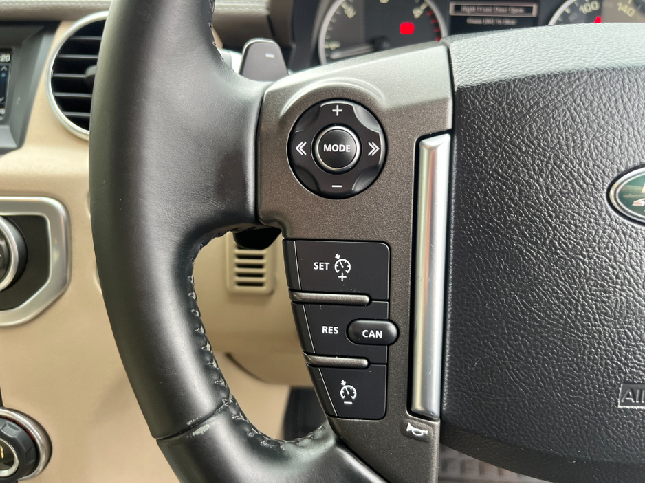 2015 Land Rover Discovery - image 20