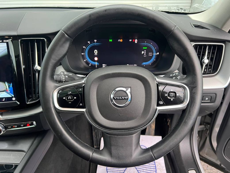 2023 Volvo XC60 T6 PLUS DARK AWD 2.0 HYBRID // OPENING PAN ROOF // HEATED LEATHER SEATS // APPLE CARPLAY/ANDROID AUTO €39,900