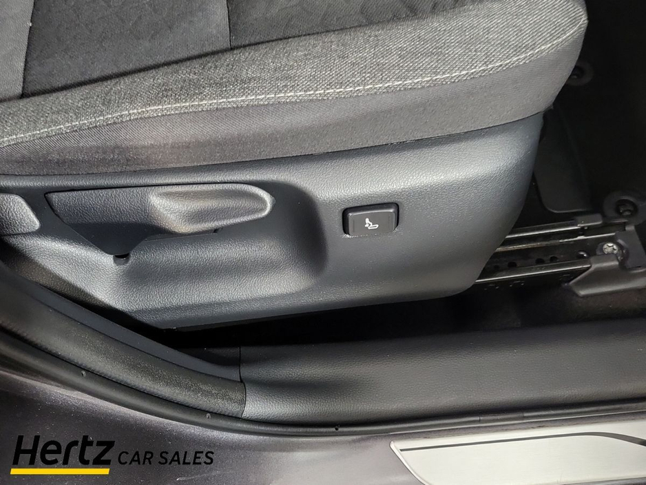 2023 Toyota Yaris Cross - image 20