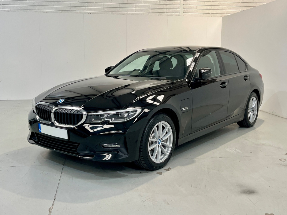 2021 BMW 3 Series - image 6
