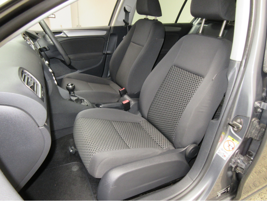 2010 Volkswagen Golf - image 12