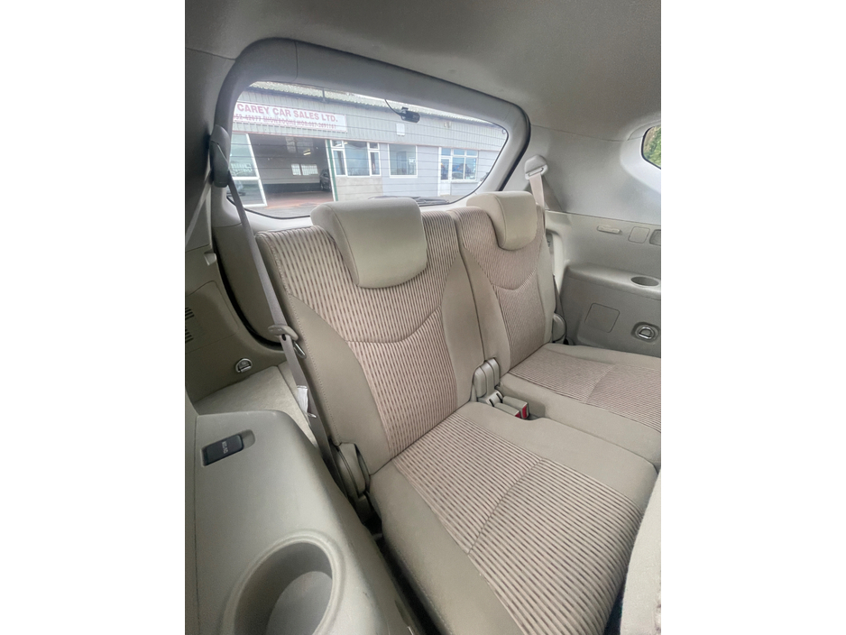 2015 Toyota Prius Alpha - image 12