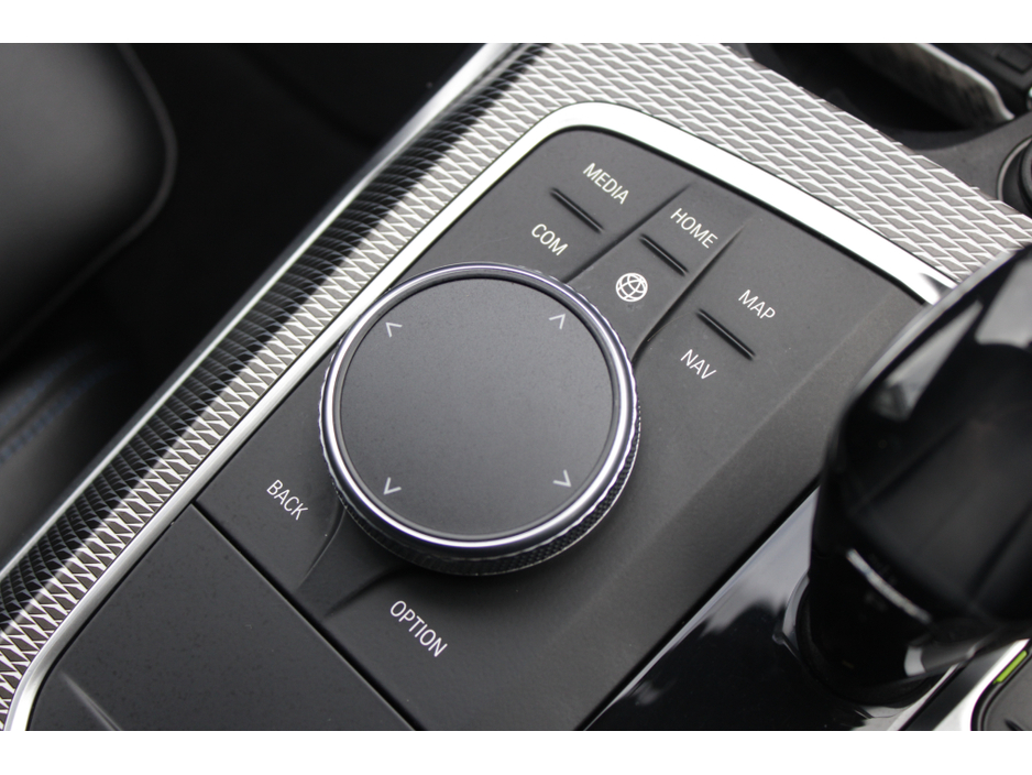 2020 BMW 3 Series - image 18