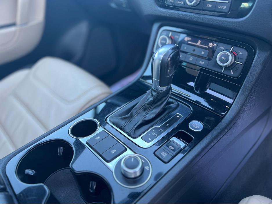 2018 Volkswagen Touareg - image 16