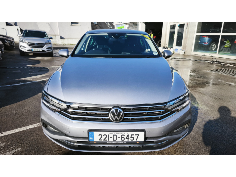 2022 Volkswagen Passat - image 2
