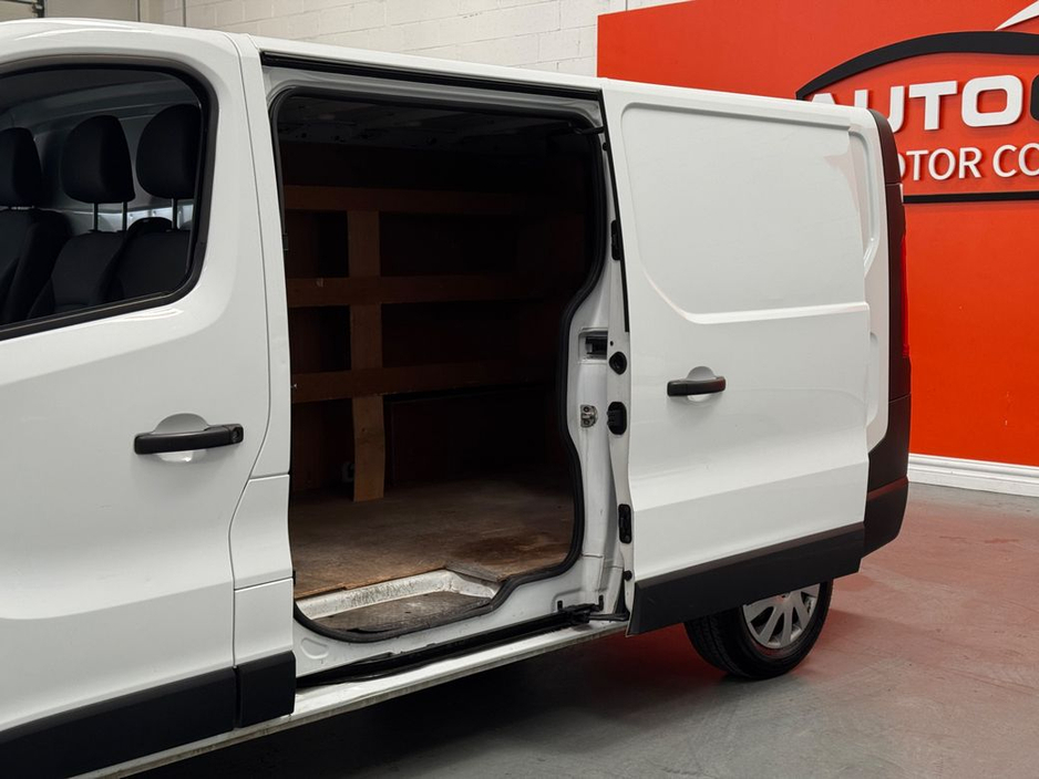 2021 Renault Trafic - image 12