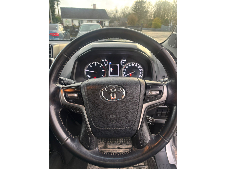 2018 Toyota Landcruiser - image 6